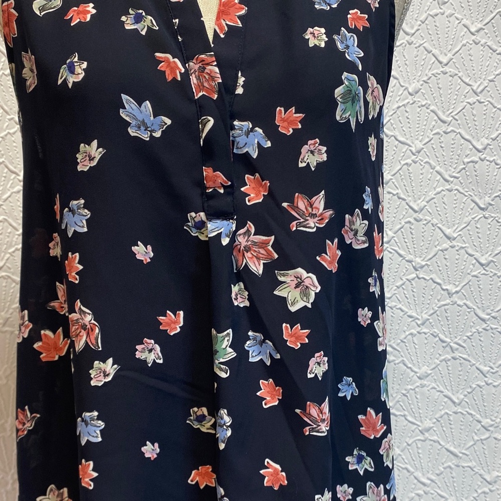 Lila Rose size large Floral Sleeveless Blouse  Navy and Multicolor‎ flowy casual - Picture 6 of 12